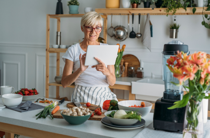 Caterer using curate softwar on a tablet